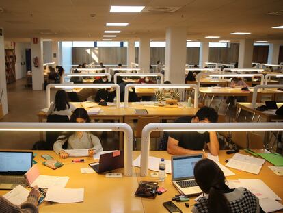 Varios estudiantes, en la biblioteca de la Universidad de Santiago de Compostela.