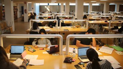 Varios estudiantes, en la biblioteca de la Universidad de Santiago de Compostela.
