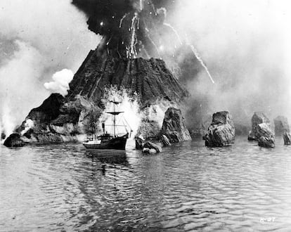 Imagen del filme 'Krakatoa, este de Java', que recrea la erupción de este volcán indonesio en 1883.