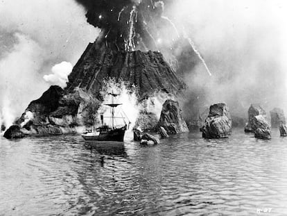Imagen del filme 'Krakatoa, este de Java', que recrea la erupción de este volcán indonesio en 1883.