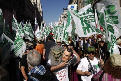 Manifestación en Madrid de funcionarios contra las medidas anunciadas por el Gobierno.