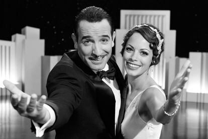 The Artist (Michel Hazanavicius, 2011) - 5 Oscars
	

	Apostar por un melodrama en blanco y negro y casi mudo, como si hubiéramos retrocedido noventa años atrás en la historia del cine, no era fácil y digerible, pero el desafío tuvo sus Oscar. El terrier de la película acabaría convirtiéndose en la estrella de la noche.