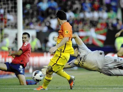 Messi chuta a puerta ante Osasuna.