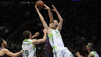 Sinanovic, con camiseta blanca, intenta coger un rebote en un partido de 2011 entre su entonces equipo, el Unicaja, y el Caja Laboral.