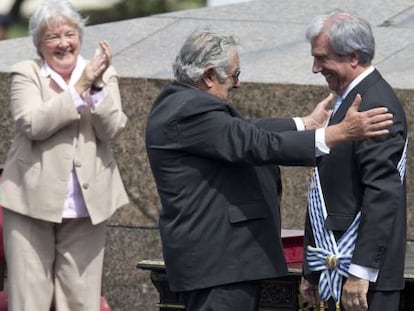Mujica, con su esposa detr&aacute;s, abraza a V&aacute;zquez.
