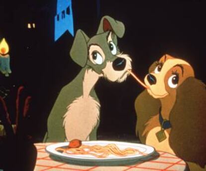 La dama y el vagabundo comiendo unos románticos espaguetis.