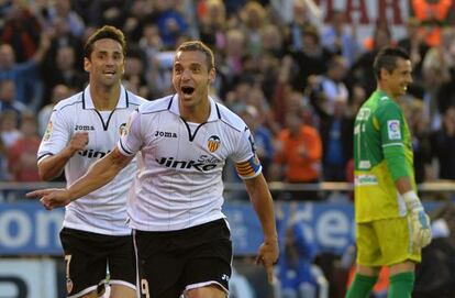 Soldado y Jonas celebran el gol de la victoria.