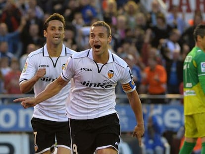 Soldado y Jonas celebran el gol de la victoria.