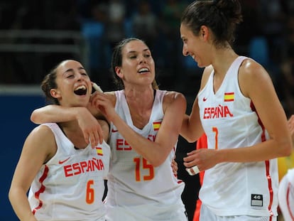 Las españolas celebran el pase a las semifinales de baloncesto.