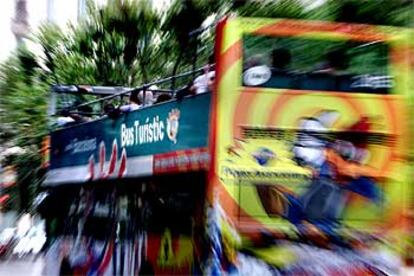 Un autobús de la línea del Bus Turístic, a su paso por la calle de Mallorca de Barcelona.