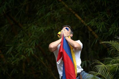Leopoldo López saluda a sus seguidores tras su liberación en Caracas.