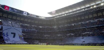 El Santiago Bernabéu homenajea al exjugador madridista Juan Gómez 'Juanito', fallecido en 1992, minutos previos al inicio del partido correspondiente a la vigésima novena jornada de LaLiga Santander que enfrenta al Real Madrid ante el Deportivo Alavés.