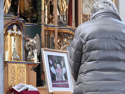 Un fiel rezaba este jueves ante una imagen de Benedicto XVI en su localidad natal, Marktl, en el sur de Alemania