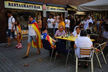 Personas con 'esteladas' pasean por Barcelona antes de la marcha independentista.