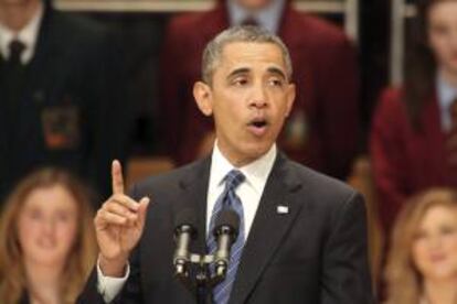 El presidente de Estados Unidos, Barack Obama, se dirige a unos niños durante un evento con escolares en el Waterfront Hall en Belfast (Reino Unido).