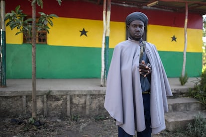 'Charly', un sacerdote Bobo Ashanti originario de Guadeloupe, posa para la foto frente a la iglesia rastafari de Shashamane. Los sacerdotes Bobo Ashanti rinden homenaje a sus antepasados de la tribu Akan (de la actual Ghana) y residen principalmente en Kingston (Jamaica). Son estrictamente veganos, entre otras restricciones alimenticias y sociales, como el hecho de que las mujeres viven separadas de los hombres.