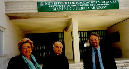 Felisa, con Gutiérrez Aragón (derecha) en 1994.