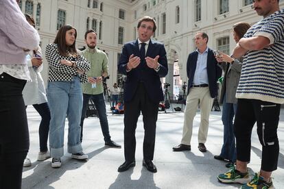 Jose Luis Martinez Almeida conversa con periodistas, el 26 de abril de 2022.