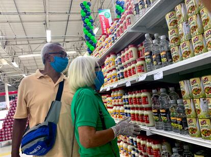 Dos personas con mascarilla compran en un supermercado iraní en Caracas, Venezuela, el 31 de julio.