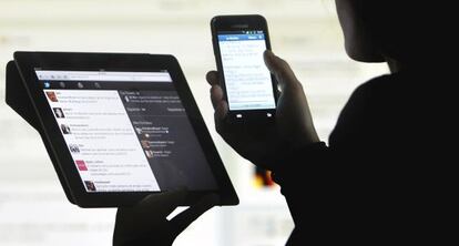 Una usuaria de tableta y 'smartphone'.