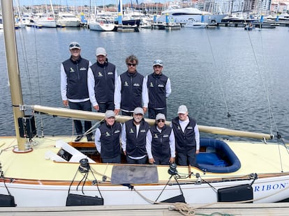 El rey emérito posa junto a la tripulación: Arriba, desde la izquierda, David Luzau, Simon Fisher, Roy Alvarez, Ricardo Lorenzo. Abajo, desde la izquierda: Ross Mc Donald, Alejandro Abascal, Pedro Campos y el rey Juan Carlos I.
