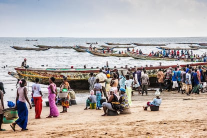 Típicas barcas de pesca retornan con sus capturas a la playa de Tanji.