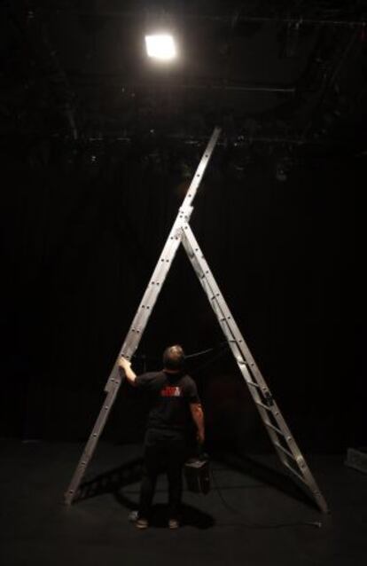 Un técnico prepara la iluminación en el Teatro del Barrio.