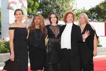 Jennifer Kent (segunda por la derecha) y la actriz Aisling Franciosi (centro), con las productoras de 'The Nightingale', ayer en la alfombra roja.