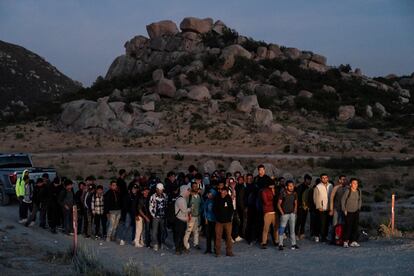 Un grupo de migrantes detenidos en la frontera de México con el Estado de California.