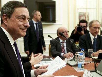 El presidente del Banco Central Europeo (BCE), Mario Draghi (i). 