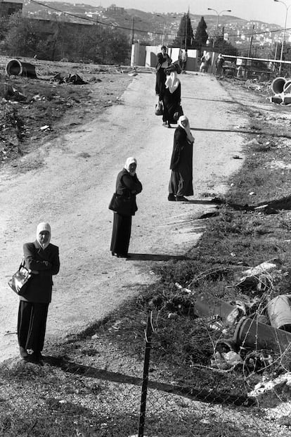 Un grupo de mujeres camina hacia un puesto de control israel cerca de Beln, en Cisjordania, en 2002, durante la segunda Intifada palestina. Imagen perteneciente a la Joss Dray Collection.