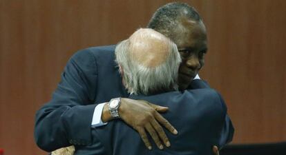 Issa Hayatou abraza a Sepp Blatter, de espaldas, en mayo pasado, despu&eacute;s de que el suizofuera reelegido presidente de la FIFA.