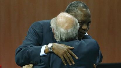 Issa Hayatou abraza a Sepp Blatter, de espaldas, en mayo pasado, despu&eacute;s de que el suizofuera reelegido presidente de la FIFA.
