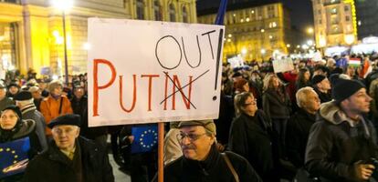 Un grupo de manifestantes protestan por la presencia de Putin en Budapest.