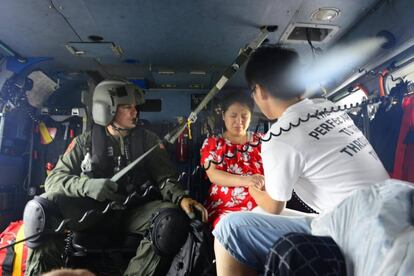 Equipe da base aérea da guarda costeira de Houston resgata residentes de áreas alagadas após passagem do furacão Harvey em Houston em 27 de agosto.