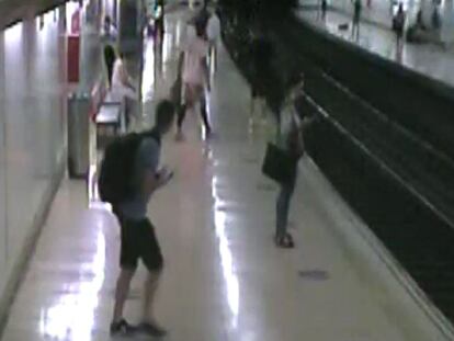Rescate en el Metro de Madrid: un policía saca de la vía a un hombre cuando el tren entraba en la estación de Embajadores