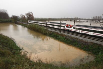 Inundacions al costat de la via de tren a Figueres (Alt Empordà).