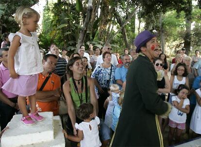 Un actor guía a los visitantes por el parque de los Genoveses de Cádiz, uno de los escenarios de la Constitución española de 1812.