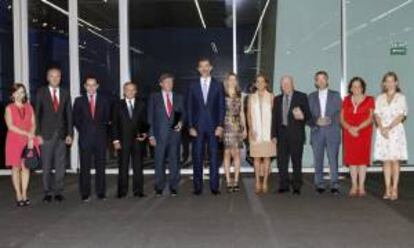 Los Príncipes de Asturias posan para la foto de familia durante la entrega de los Premios Nacionales de Innovación y de Diseño concedidos por el Ministerio de Economía y Competitividad, que este año han recaído en la firma catalana Lékué (premio nacional de Diseño en categoría de empresas) y la valenciana Royo Group (premio a la Internacionalización), el presidente de la Corporación Tecnológica Andaluza, Joaquín Moya-Angeler (Trayectoria Innovadora) y el diseñador Nacho Lavernia (Premio de Diseño en categoría profesionales), en un acto que se ha celebrado esta tarde en el edificio Veles e Vents de la Marina Real Juan Carlos I de Valencia.