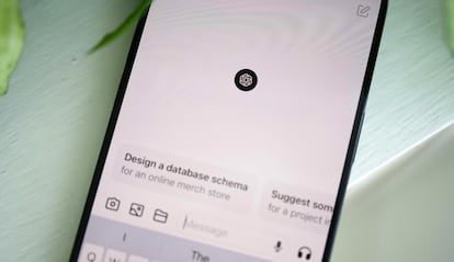 Uso de ChatGPT en un smartphone