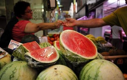 Una frutería en un mercado de Valencia.