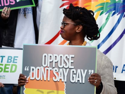 Ebonni Chrispin de AIDS Healthcare Foundation sostiene un cartel en contra de la ley durante una conferencia de prensa, el 15 de febrero de 2022.