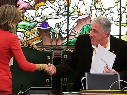La alcaldesa destituida de Pamplona, Cristina Ibarrola, saluda al nuevo alcalde, Joseba Asiron, tras la moción de censura, este jueves.