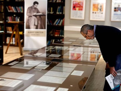 Exibição de manuscritos de Albert Einstein na Universidade Hebreia de Jerusalém.