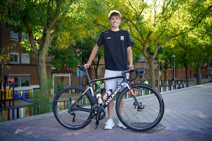 El ciclista Pablo Torres posa junto a su bici en el barrio de la Vicálvaro en Madrid.