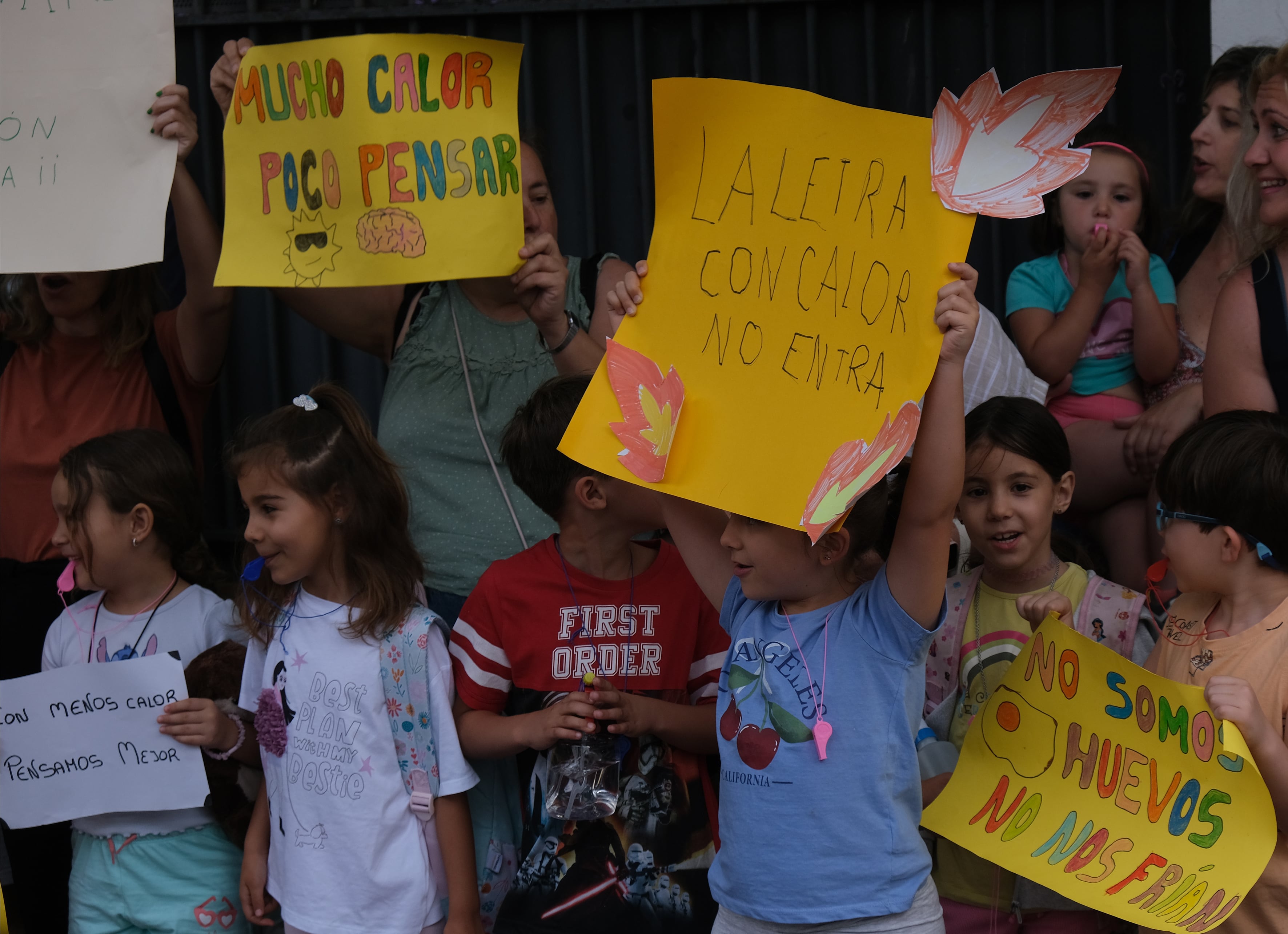 Alumnos y padres del colegio Borbolla de Sevilla, en una protesta por el calor en sus aulas el pasado 2 de junio.