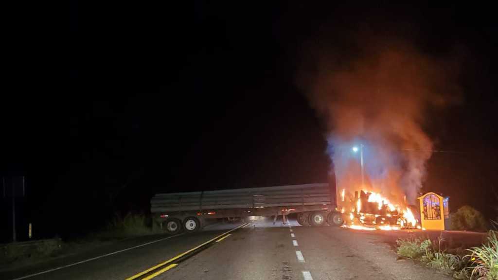 Enfrentamientos, bloqueos y explosiones: el caos se apodera de Tecpan de Galeana en Guerrero 