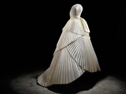 Vestido de Francis Poulenc en marfil plisado de la colección de alta costura primavera-verano de 1950.