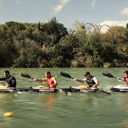 Cuatro hombres y su kayak: de izquierda a derecha, Saúl Craviotto, Carlos Arévalo, Marcus Cooper y Rodrigo Germade, durante un entrenamiento en Sevilla, en el río Guadalquivir.