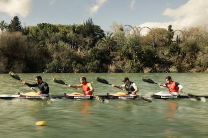 Cuatro hombres y su kayak: de izquierda a derecha, Saúl Craviotto, Carlos Arévalo, Marcus Cooper y Rodrigo Germade, durante un entrenamiento en Sevilla, en el río Guadalquivir.